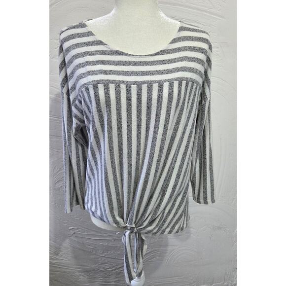 W5 Grey White Striped Woman's Top Size Medium - Picture 8 of 8